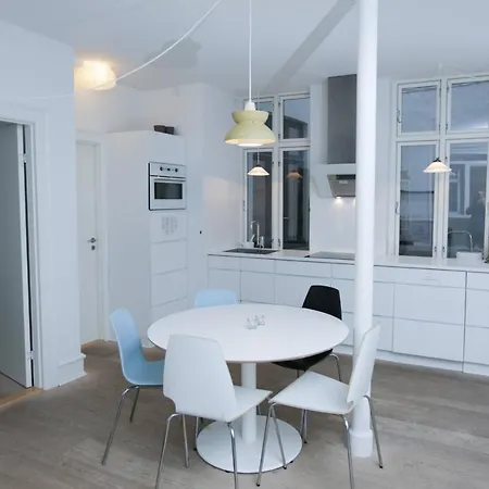 Bright, High-end 2 Bedroom Apt - Prime Location Apartment