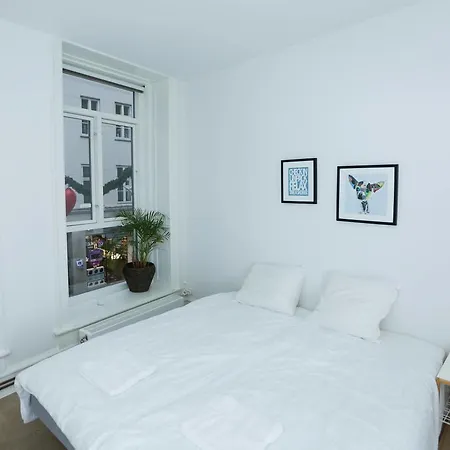 Bright, High-end 2 Bedroom Apt - Prime Location *